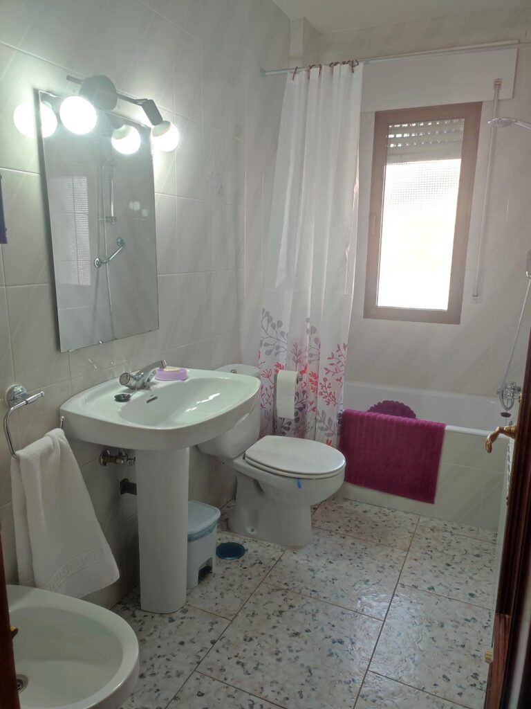 Baño primera planta con bañera, lavabo, wc, bidé y espejo de la casa rural Regajo Lobos