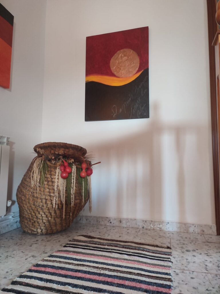 Decoración cuadro y flores en pasillo de primera planta de la casa rural Regajo Lobos