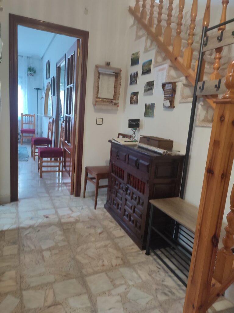 Recepción con información de interés y libro de firmas de la Casa rural Regajo Lobos