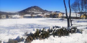 Paisaje nevado en San Bartolomé de Béjar con casas y montañas
